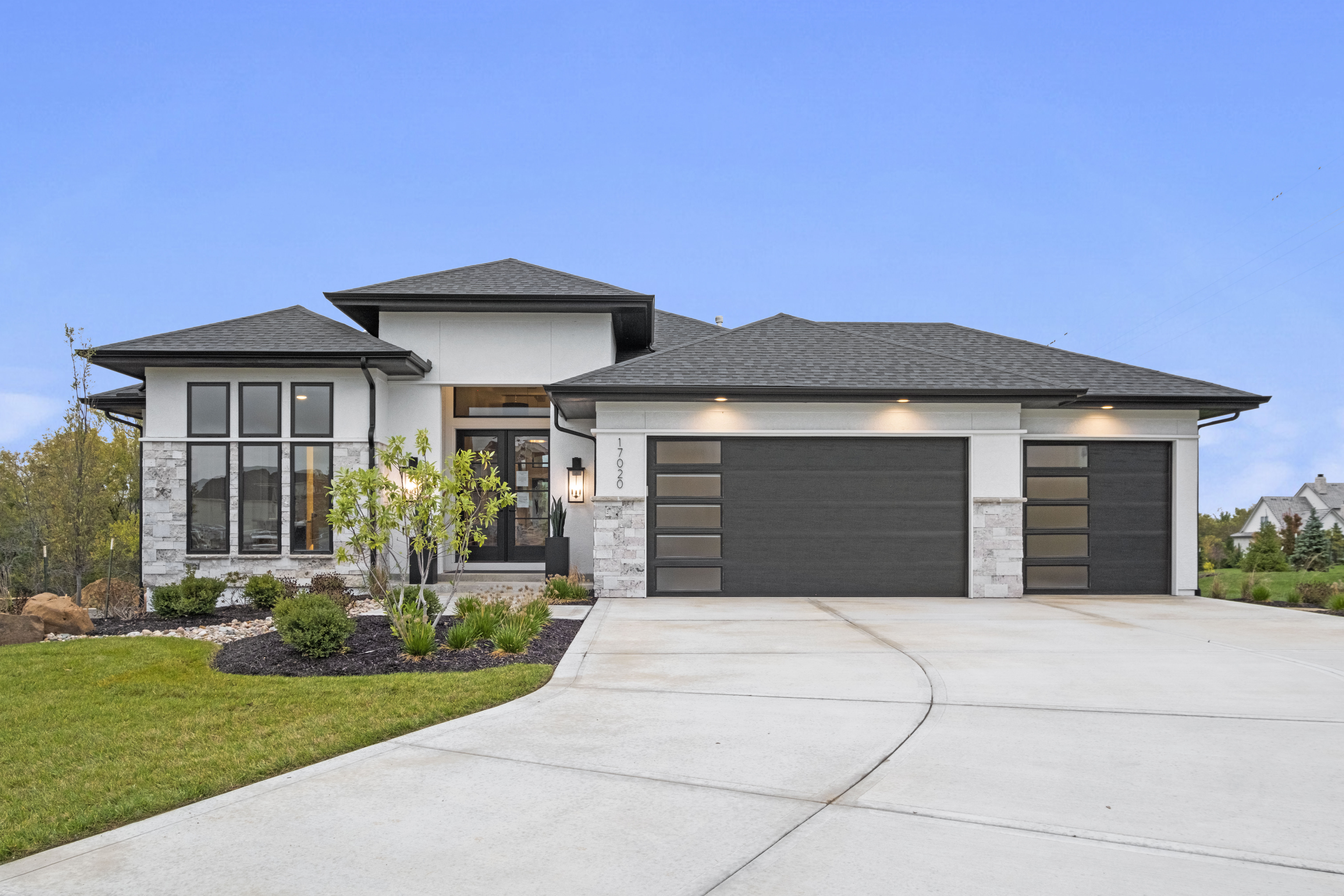 01-17020 Earnshaw St-1